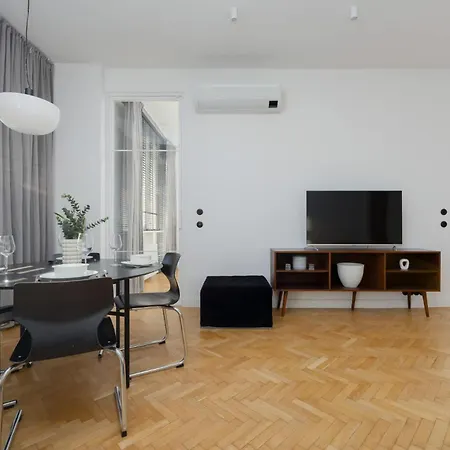 Modern Remote Work In The Centre By Renters Lägenhet
